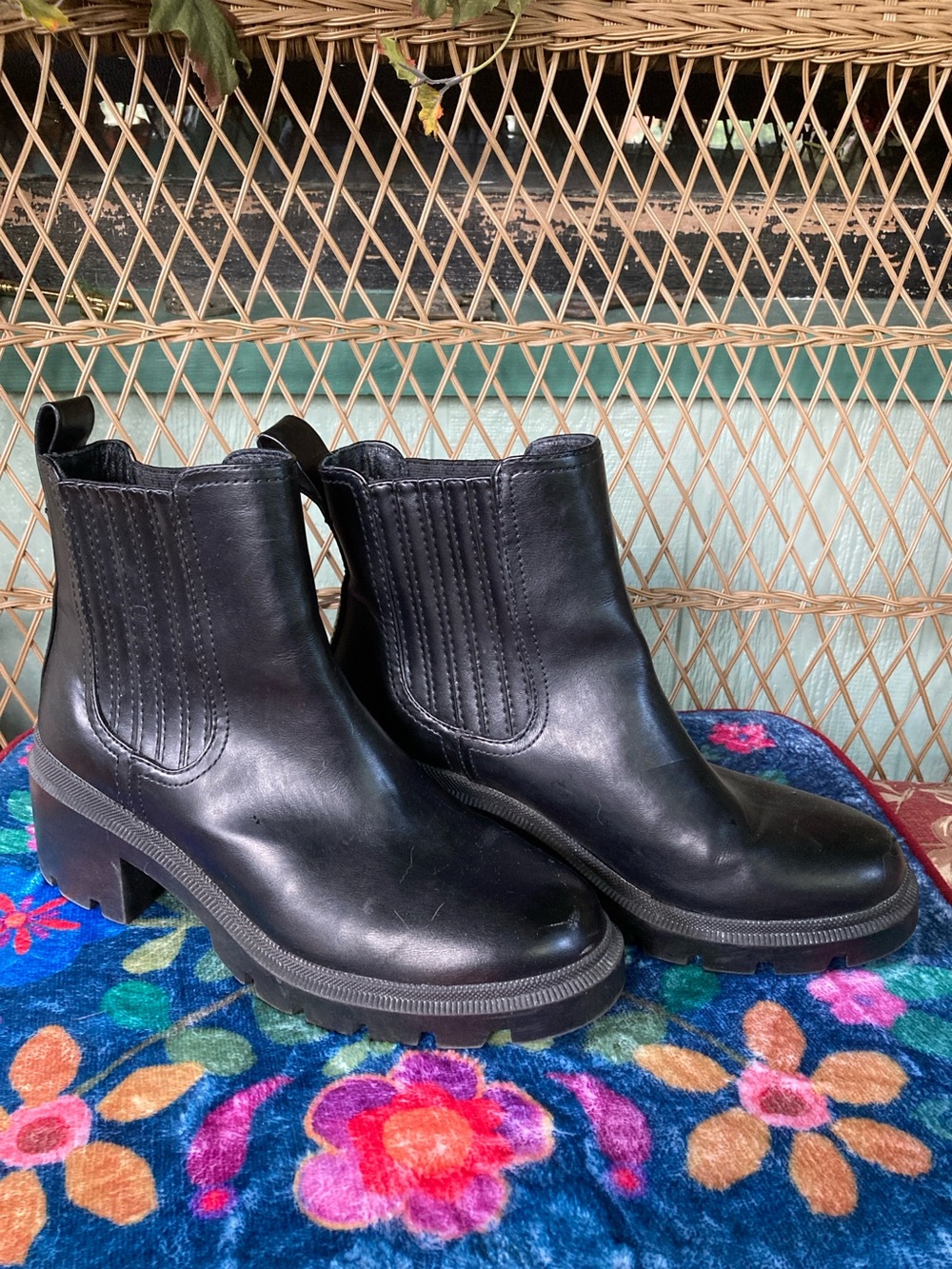 Universal Thread size 10 Naya faux leather black Chelsea boots